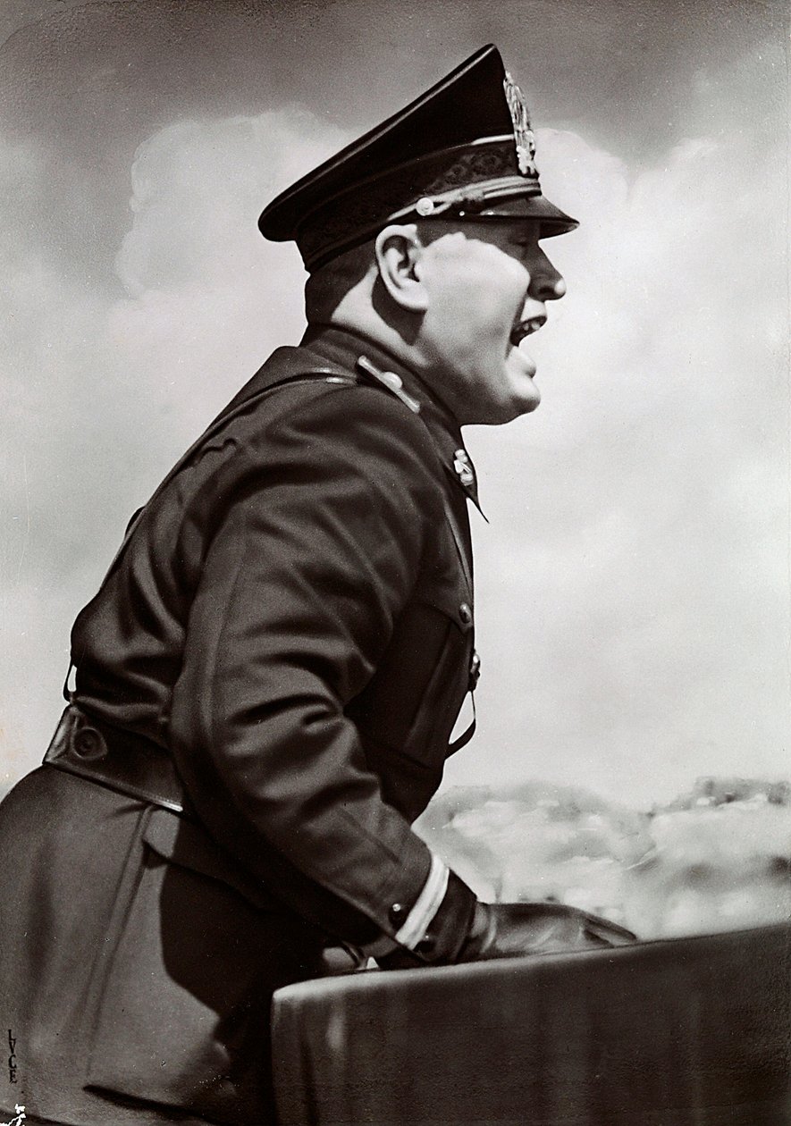 Mussolini fazendo um discurso (foto a p/b) de Achille Villani