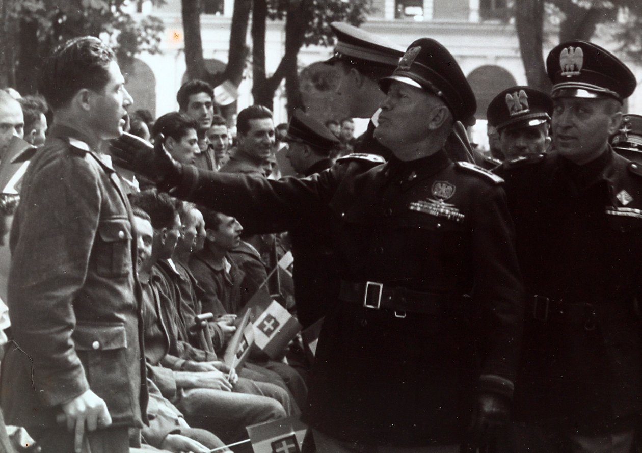 Mussolini saudando um soldado (foto a p/b) de Achille Villani