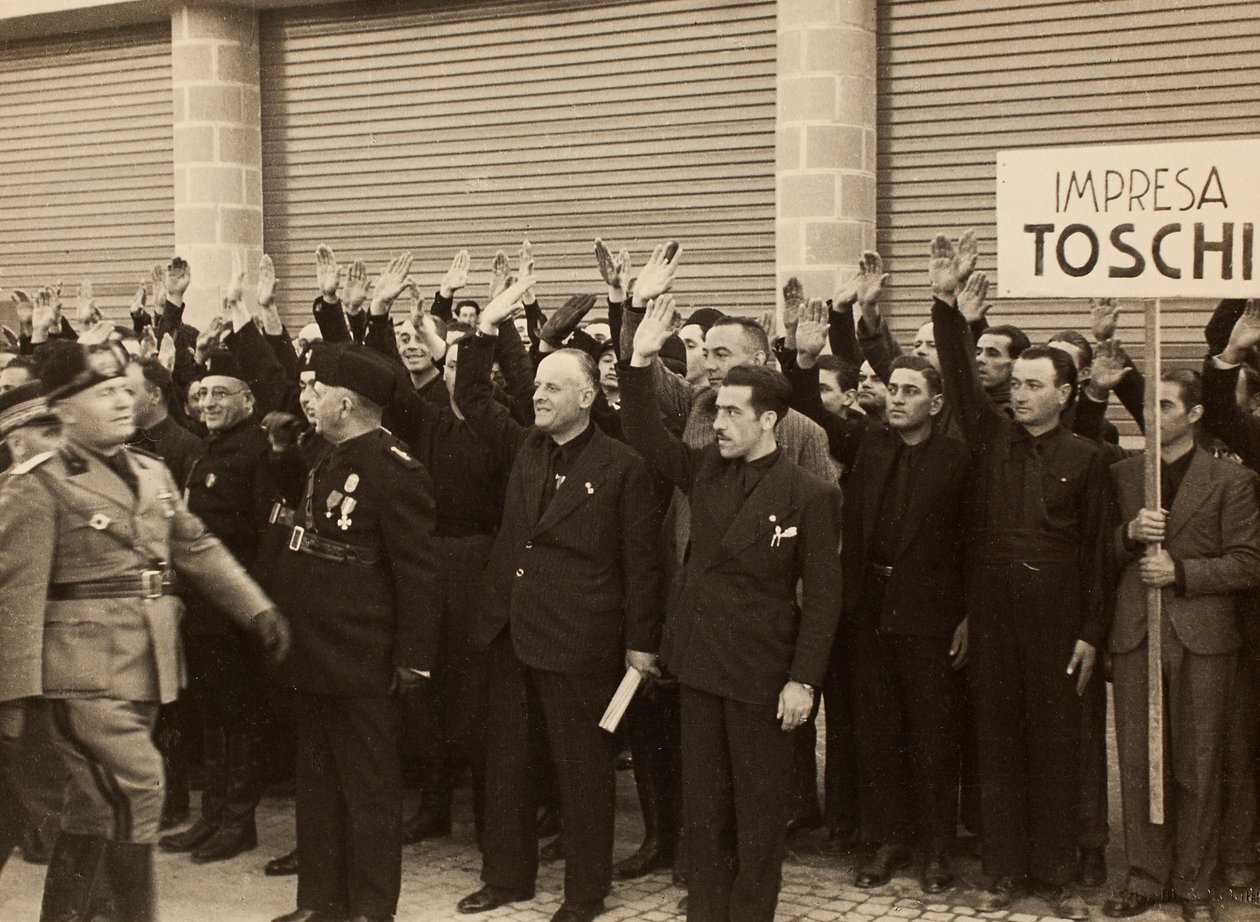 Os trabalhadores da construção civil da Empresa Mauro Toschi fu Ulisse, saúdam o Duce Benito Mussolini durante a inauguração dos edifícios do Aeroporto Real "Fausto Fish" em Bolonha, 24/10/1936 (foto a p/b) de Achille Villani