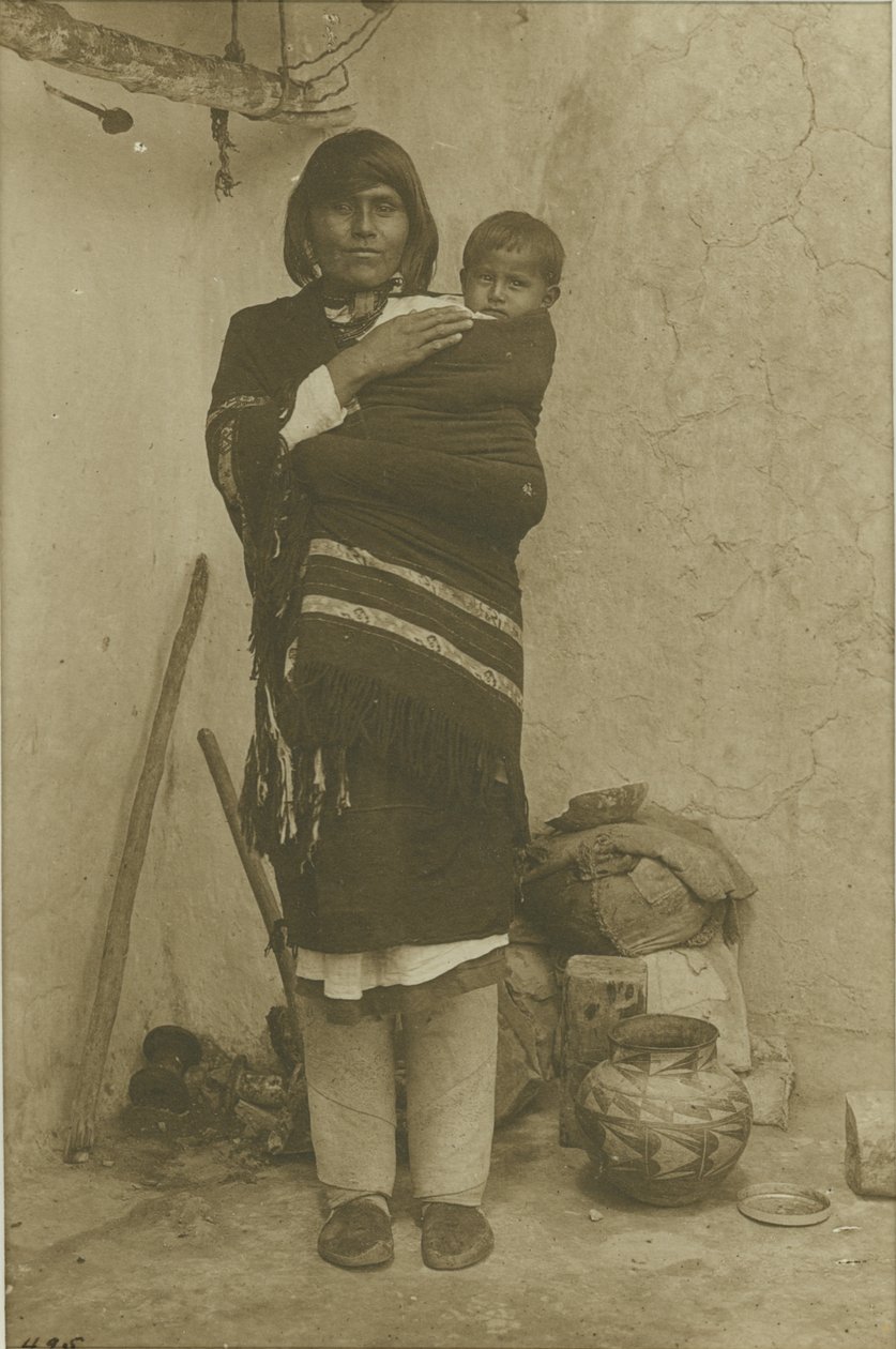 Acoma, Mary com seu filho, 1900 (impressão de platina) de Adam Clark Vroman