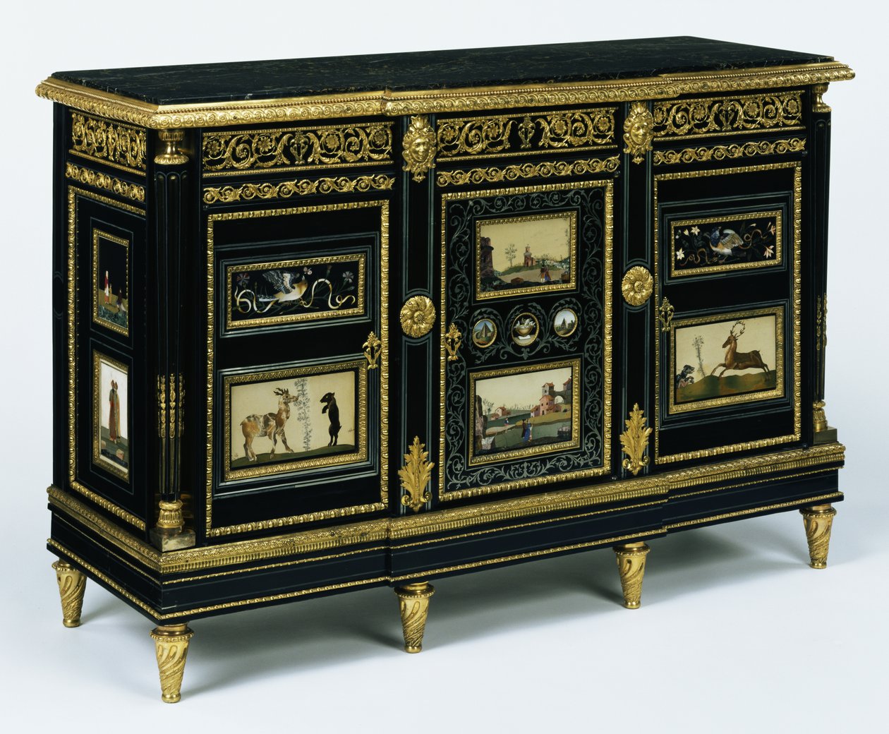 Um de um par de armários montados com placas pietra dura do final do século XVII, c.1785 (carvalho, pinho e faia folheados com ébano e mogno) de Adam Weisweiler