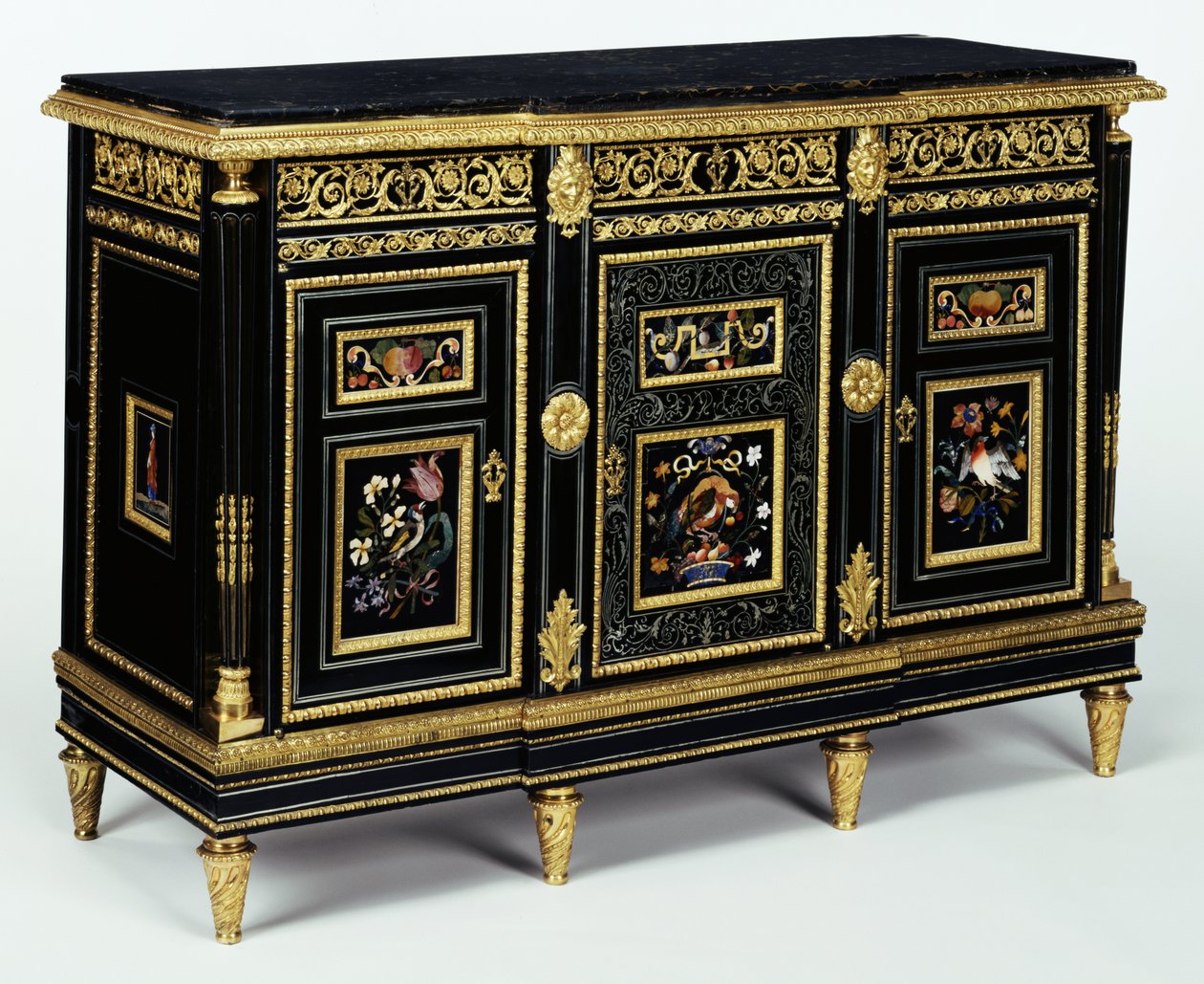 Um de um par de armários montados com placas pietra dura do final do século XVII, c.1810 (carvalho, pinho e faia folheados com ébano e mogno) de Adam Weisweiler
