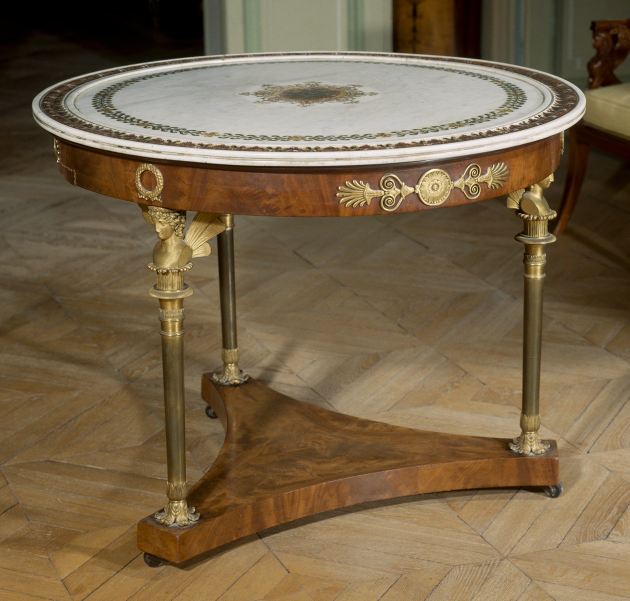 Art France Gueridon tem tampo de mármore pintado por volta de 1800 - 1804 de Adam (attr. to) Weisweiler