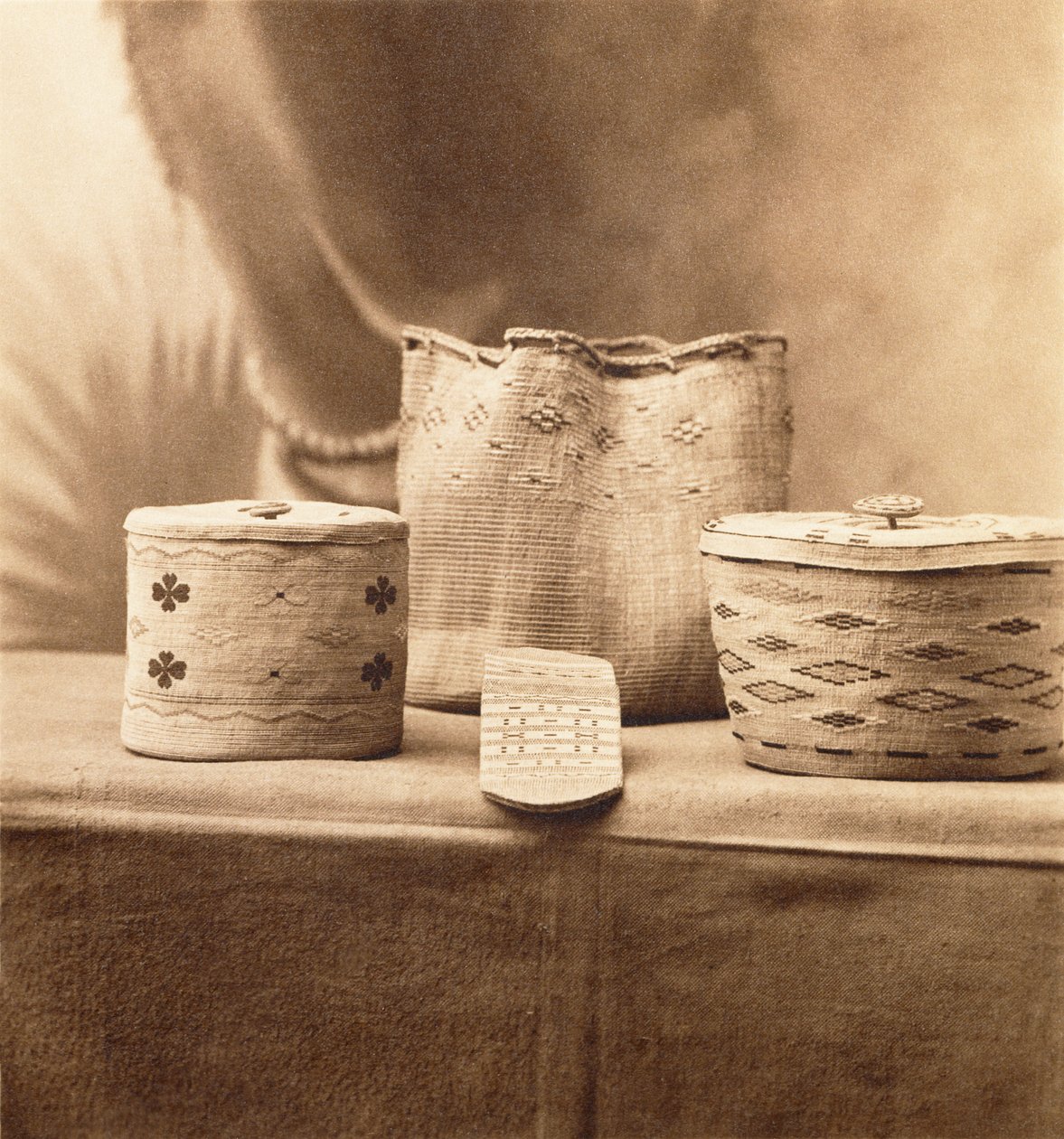 Native American Baskets by A.C. Vroman, c.1898 (impressão em platina) de Adam Clark Vroman