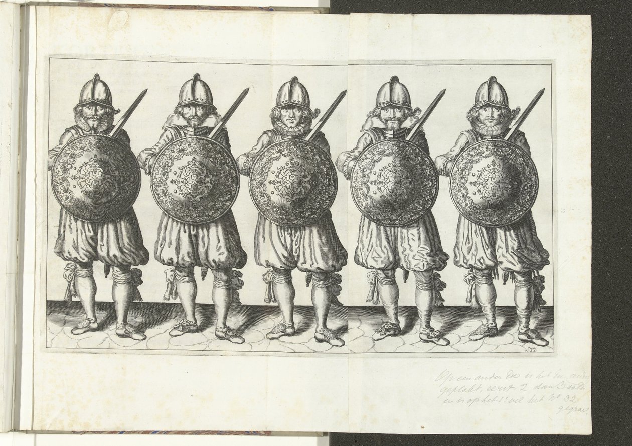 O exercício de escudo e espiga: cinco soldados em pé lado a lado em linha com o florete na mão direita e o escudo na frente do peito (nº 32), 1618 O Nassausche Wapen-Handelinge, van Schilt, Spies, Rappier andde Targe: beyde figuerlick retratado de Adam van Breen