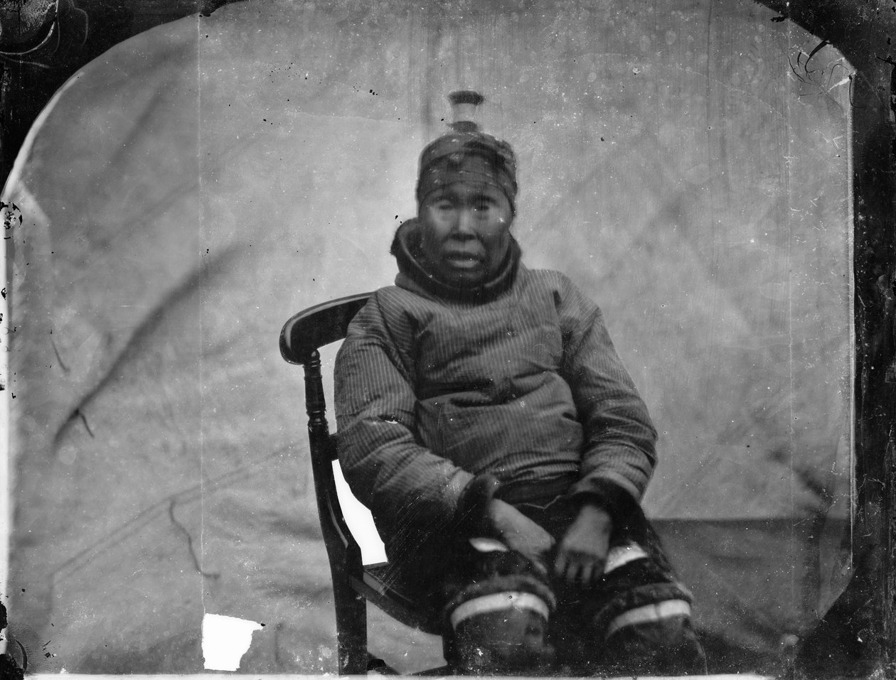 Uma mulher Inuk idosa sentada numa cadeira de Admiral Edward Augustus Inglefield