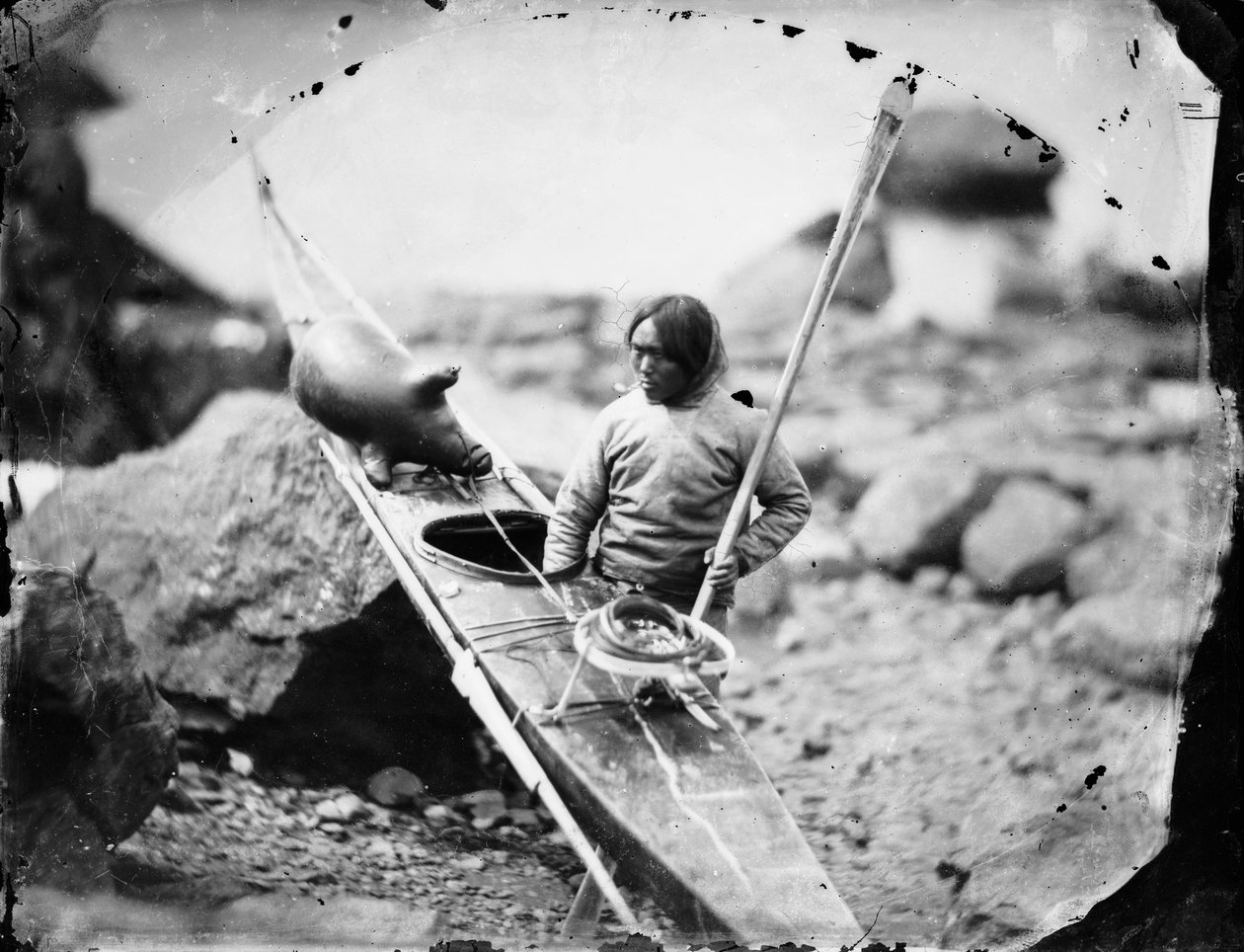Homem inuíte com um caiaque de Admiral Edward Augustus Inglefield