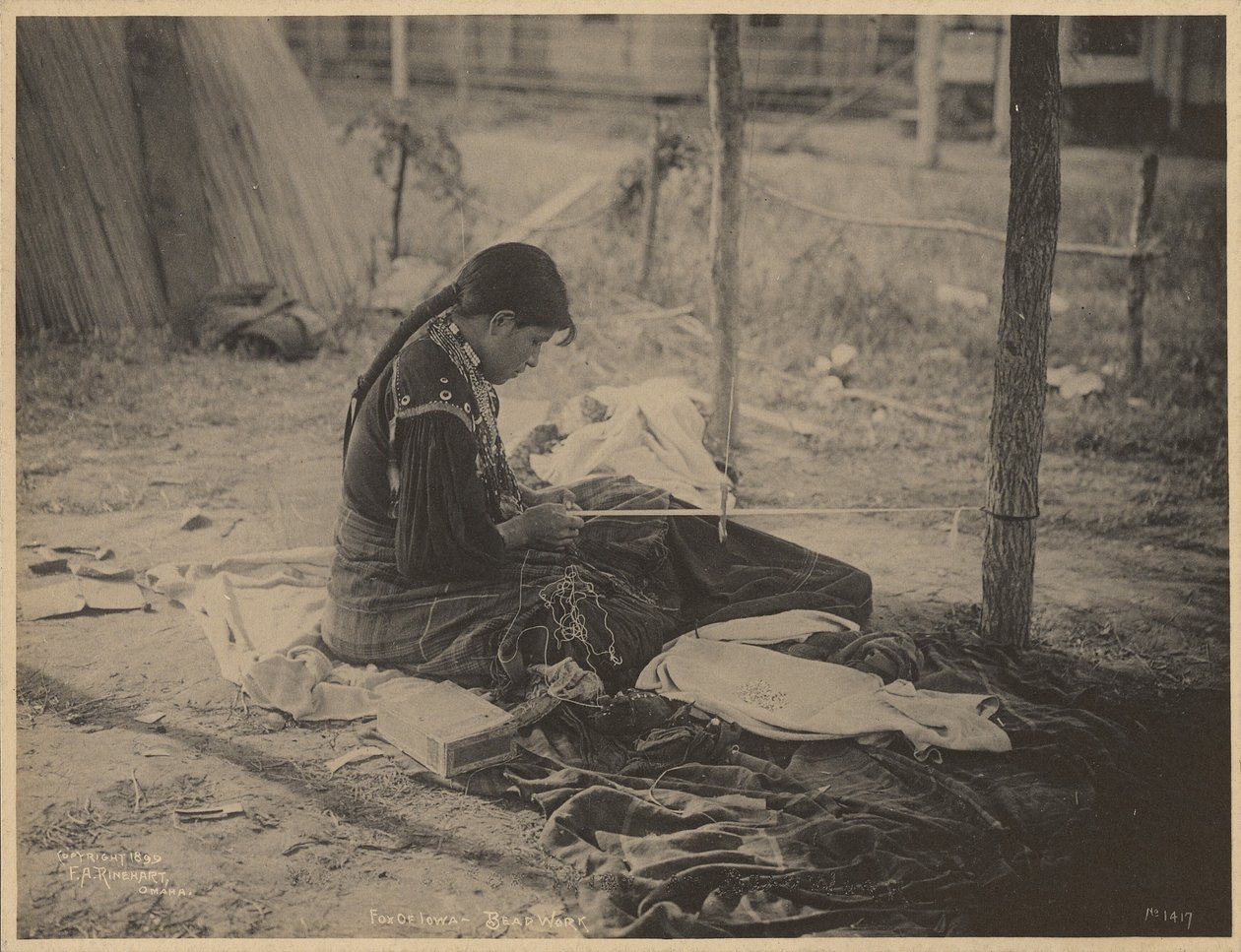 [Mulher da nação Meskwaki a trabalhar com missangas]
 de Adolph F. Muhr