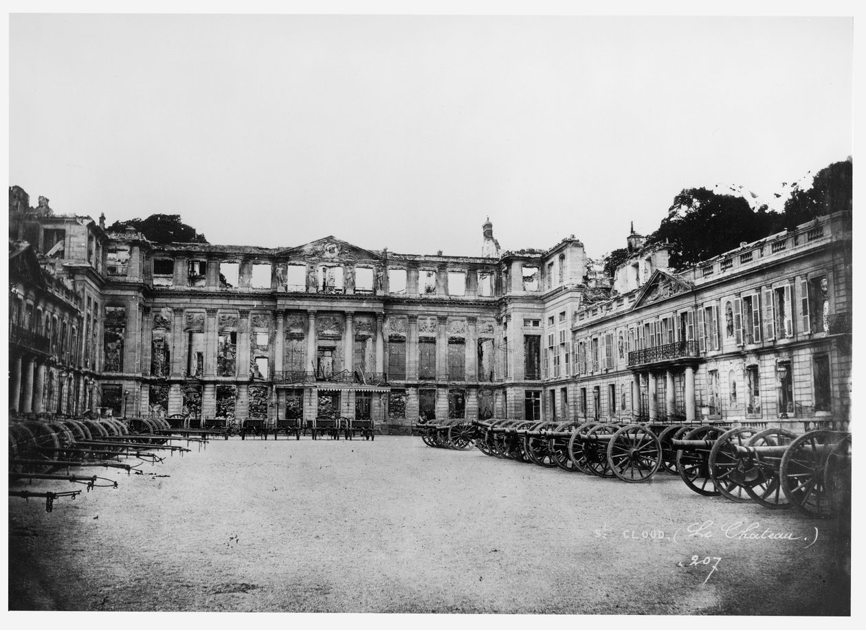 Canhões no pátio do castelo de Saint-Cloud, 1870-1881 de Adolphe Giraudon
