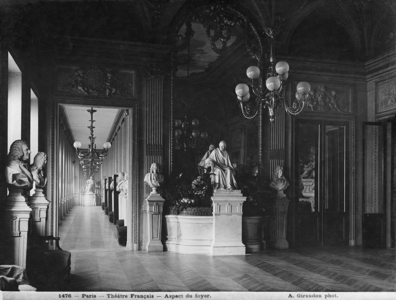 Comedie Française, vista do foyer, antes de 1902 (ver também 233293 e 346118) de Adolphe Giraudon