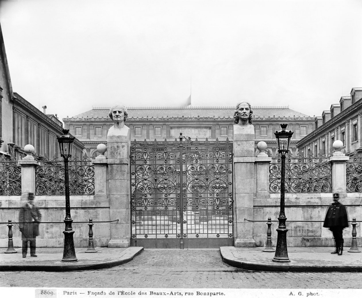 Escola Nacional de Belas Artes, rue Bonaparte, c.1890-99 de Adolphe Giraudon