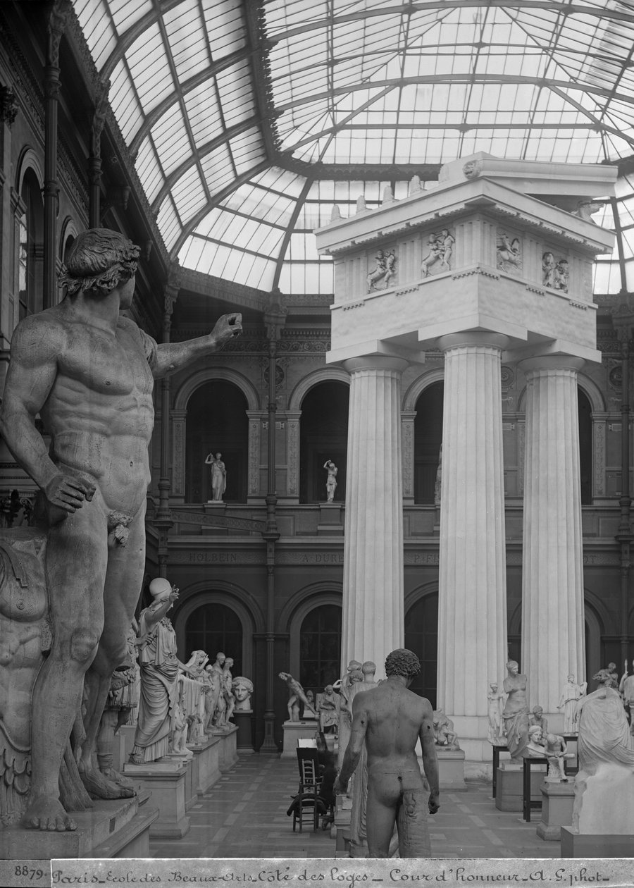 Escola Nacional de Belas Artes, Palácio dos Estudos, o pátio de vidro, c.1890-99 de Adolphe Giraudon