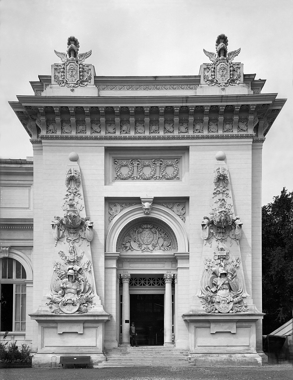 Portão da exposição militar na Exposição Universal, Paris, 1889 de Adolphe Giraudon