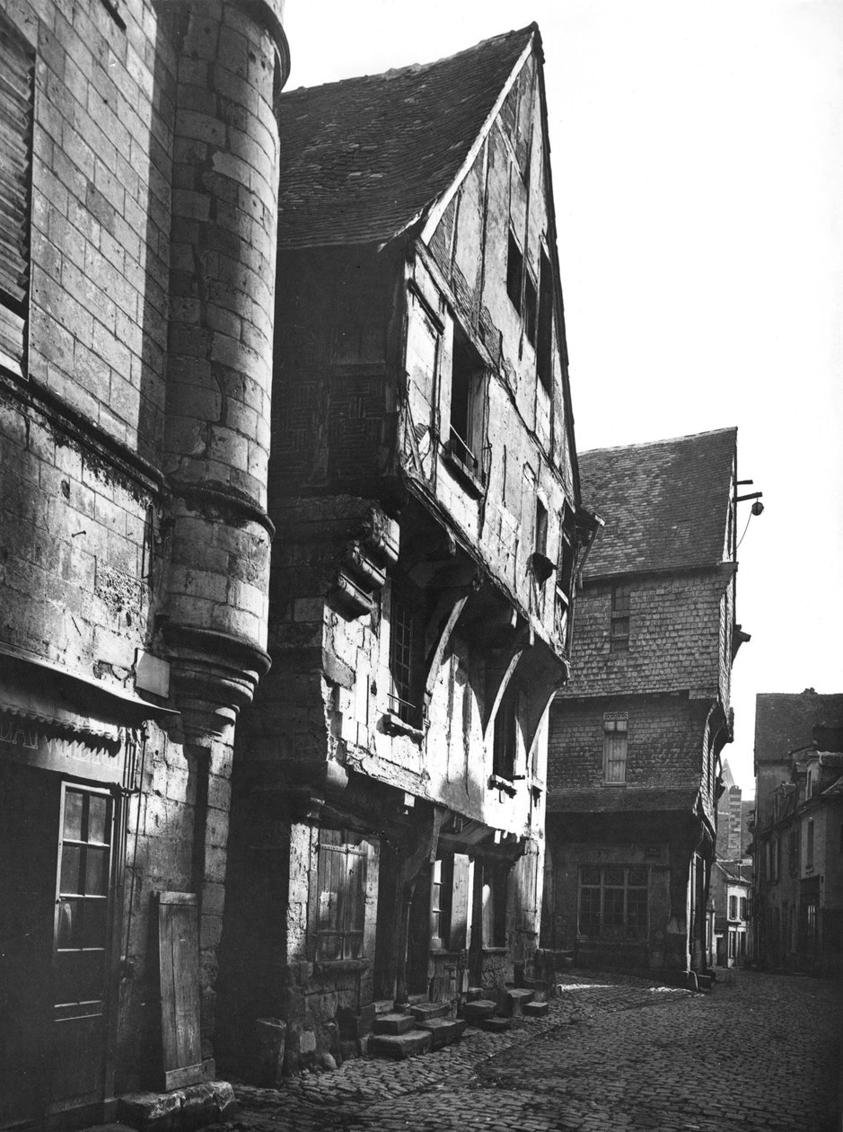 Casas antigas em Grand Carroi, antigo centro da cidade, do século XV ao XVI de Adolphe Giraudon