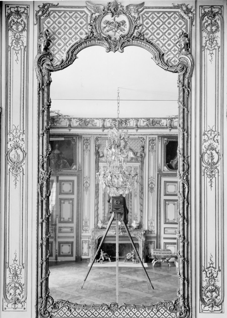Fotografia de um espelho no Chateau de Versailles com o reflexo da câmera de Giraudon, c.1890 de Adolphe Giraudon