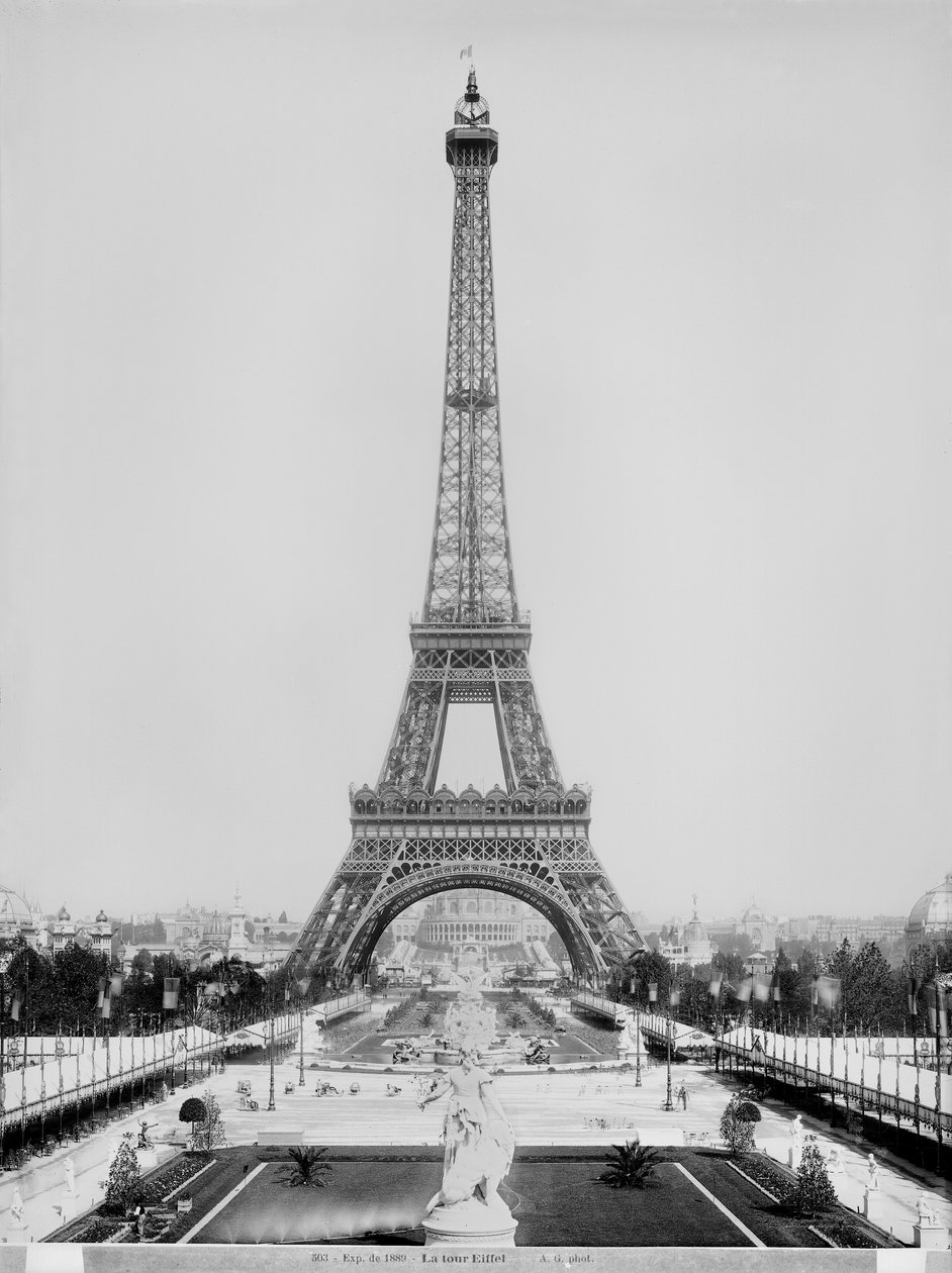 A Torre Eiffel (1887-1889) fotografada durante a Exposição Universal de 1889 em Paris, arquiteto Gustave Eiffel (1832-1923) de Adolphe Giraudon