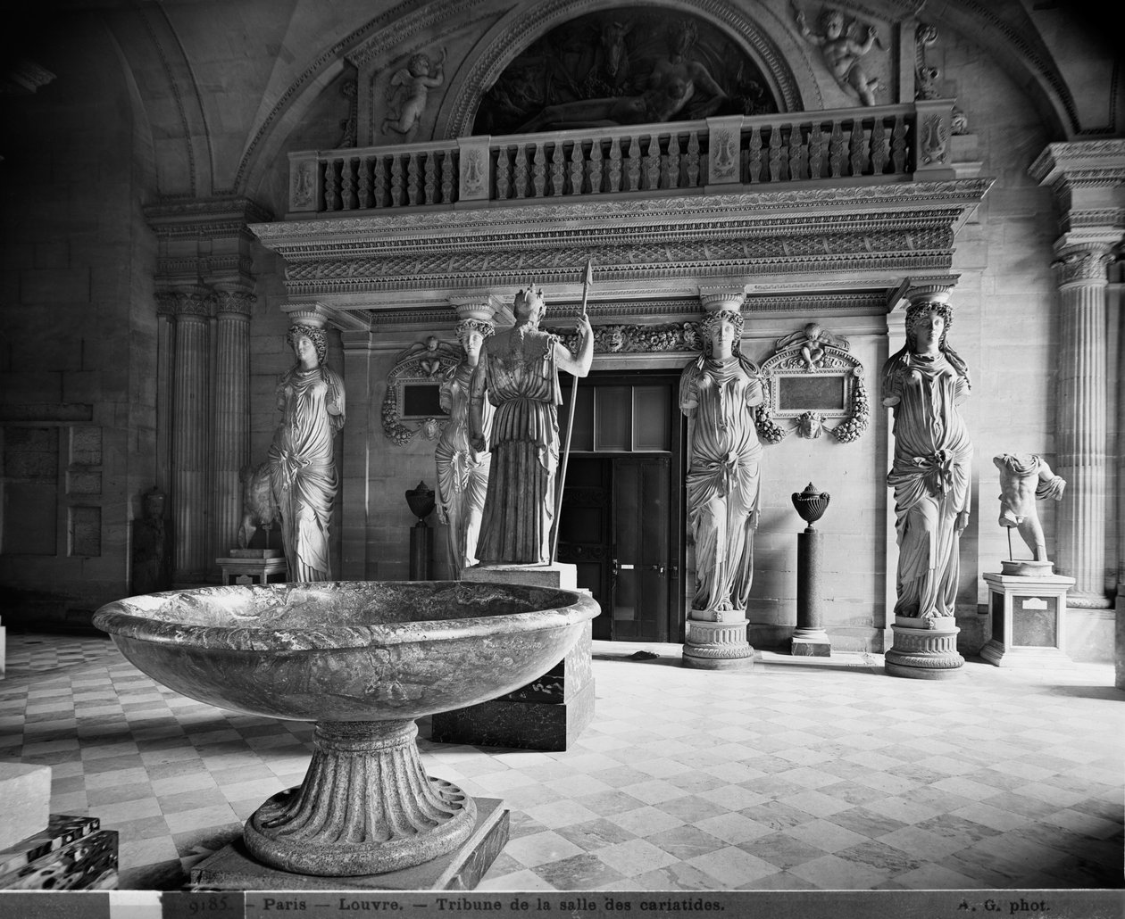 Vista da Tribuna das Cariátides no Museu do Louvre, 1897 (ver também 279791 a 279795) de Adolphe Giraudon