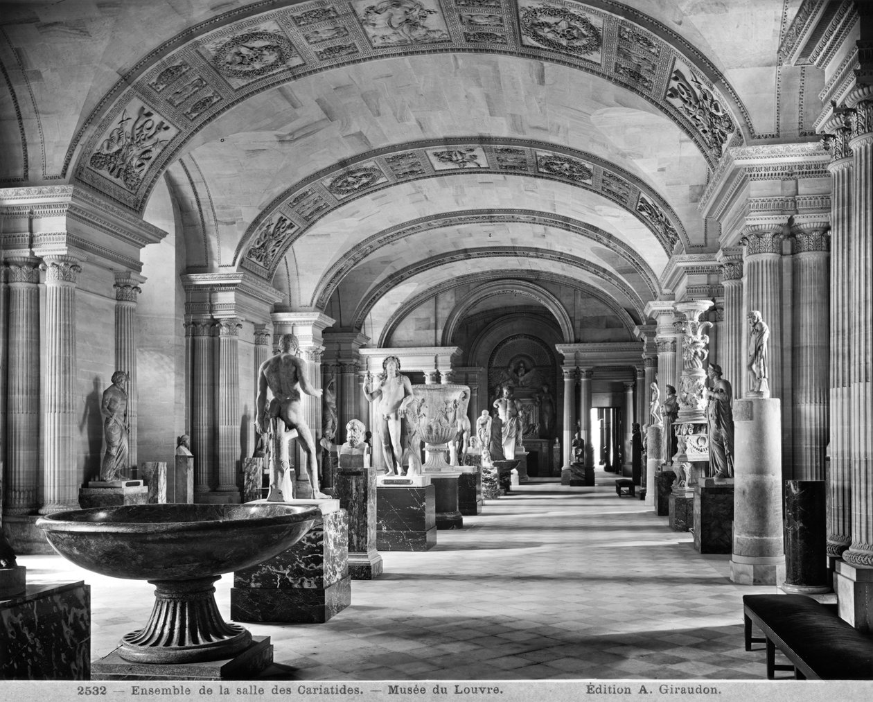 Vista da sala das cariátides no Museu do Louvre, c.1900-04 de Adolphe Giraudon
