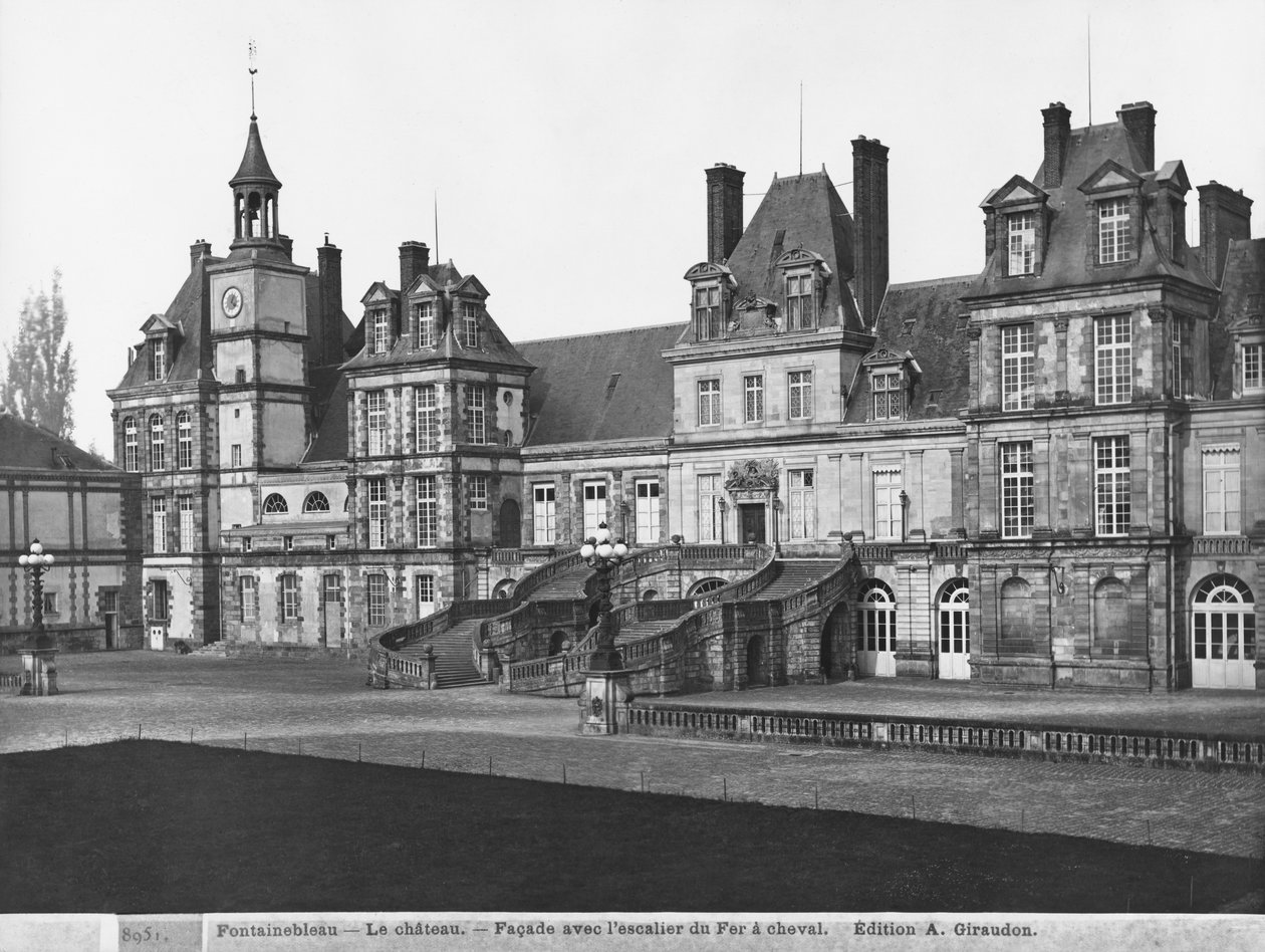 Vista da Cour du Cheval Blanc com a escadaria em forma de ferradura, c.1900 (ver também 780623 e 780624) de Adolphe Giraudon