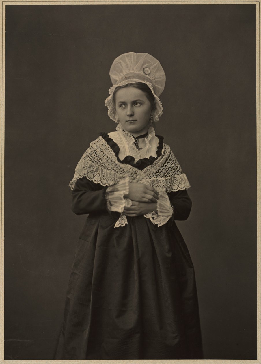 Mulher de vestido Lorena, c. 1860s-70s. de Adolphe Braun