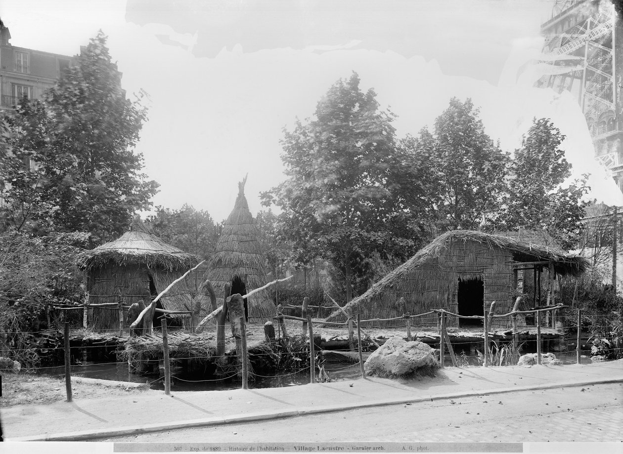 Aldeia à beira do lago na Exposição Universal de 1889 em Paris, arquiteto Charles Garnier (1825-98) (foto bw) de Adolphe Giraudon