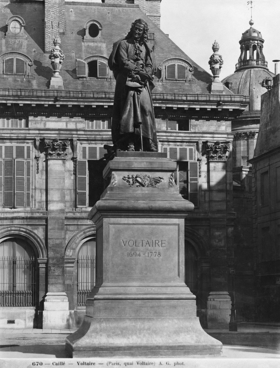 Estátua de Voltaire por Joseph Michel Caille (1836-81) Quai Voltaire, final do século XIX de Adolphe Giraudon