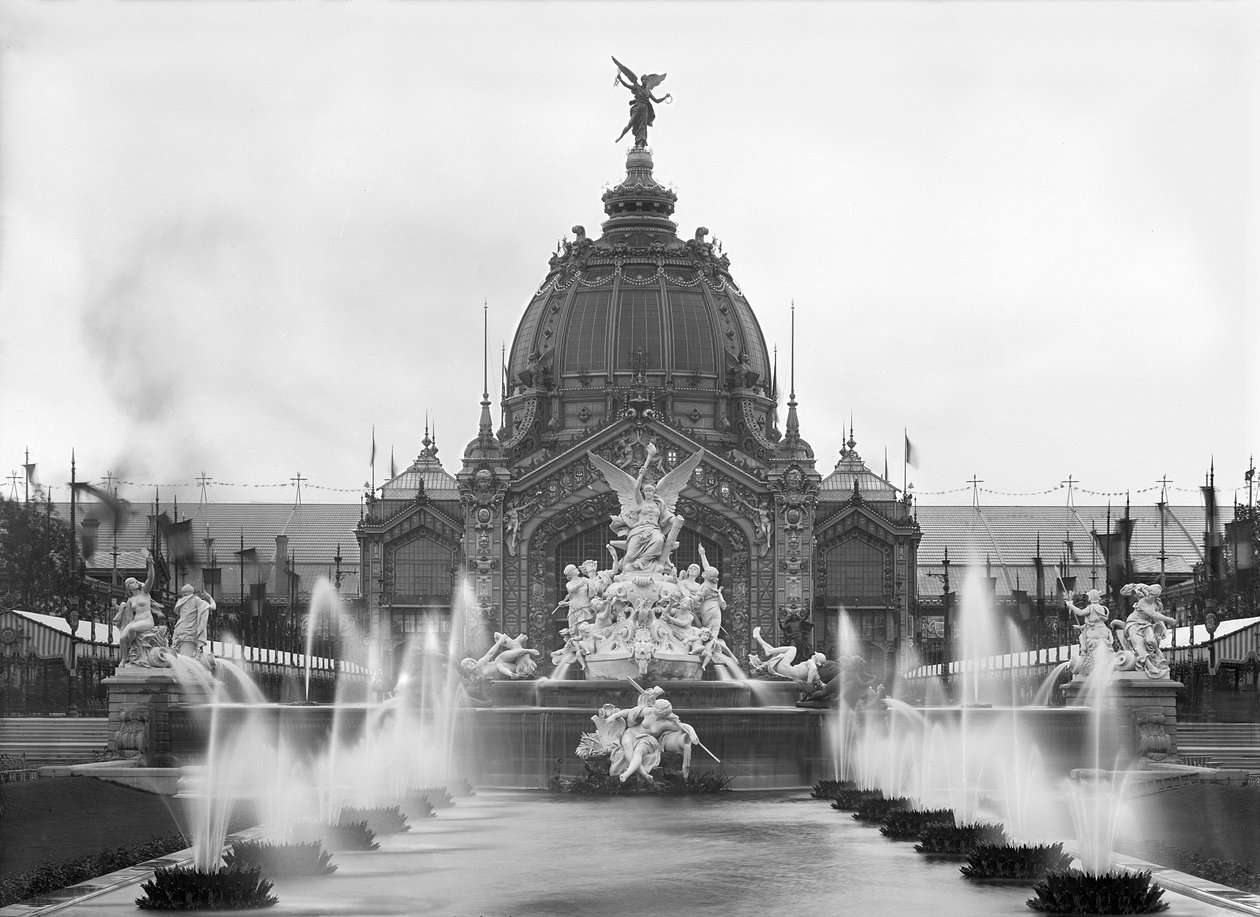 Vista do Domo Central e da Fonte Coutan, Exposição Universal, Paris, 1889 de Adolphe Giraudon