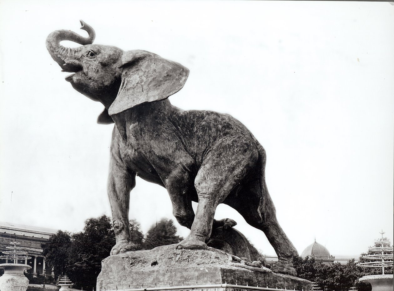 Elefante Jovem Apanhado em uma Armadilha (1878) por Emmanuel Fremiet (1824-1910) em frente ao Palácio Trocadero, construído para a Exposição Universal (1878), Paris, 1888 de Adolphe Giraudon