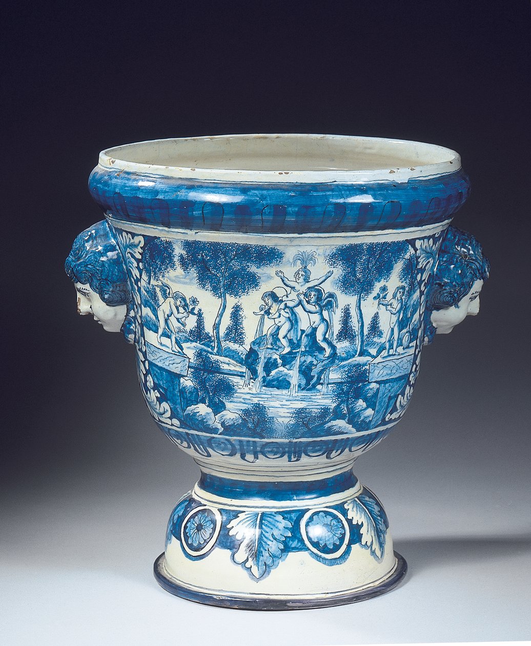 Grande urna de jardim mitológico Delft azul e branco em estilo barroco, c.1700 (cerâmica) de Adriaen (fl.1868 d.1701) (attr.to) Kocks