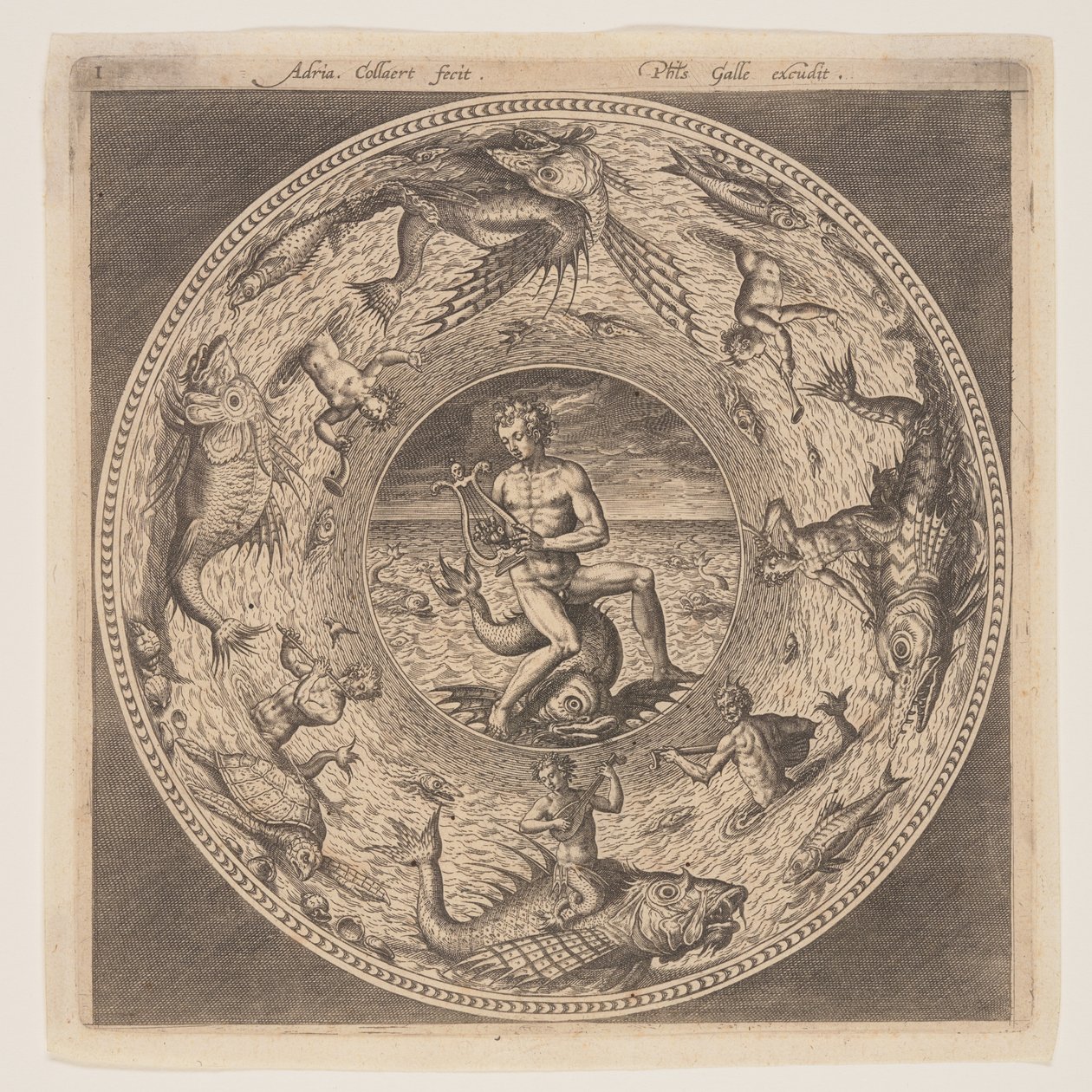 Arion sobre um golfinho rodeado por uma orla decorada com criaturas marinhas, de um conjunto de desenhos para pratos (Fonds de Coupe) de Adriaen Collaert