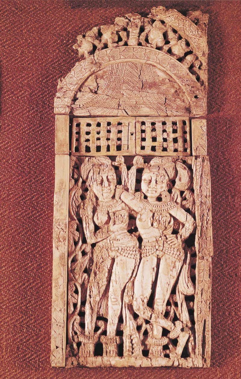 Placa indiana esculpida representando duas figuras femininas sob um torana, de Begram, Afeganistão, primeiro e segundo século (marfim) de Afghan School