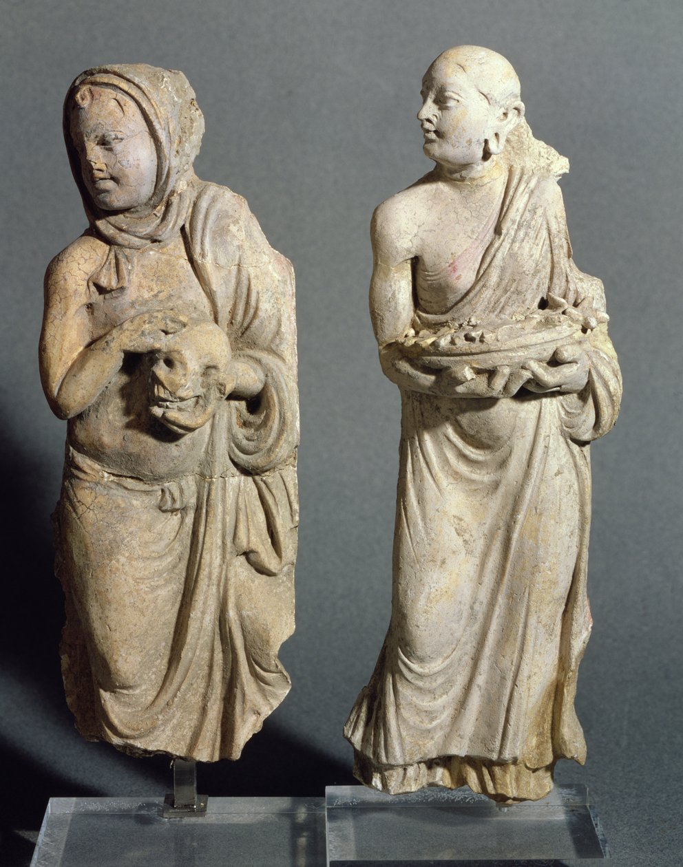 Duas estatuetas de monges em pé, de Hadda, do século I a IV (estuque) de Afghan School