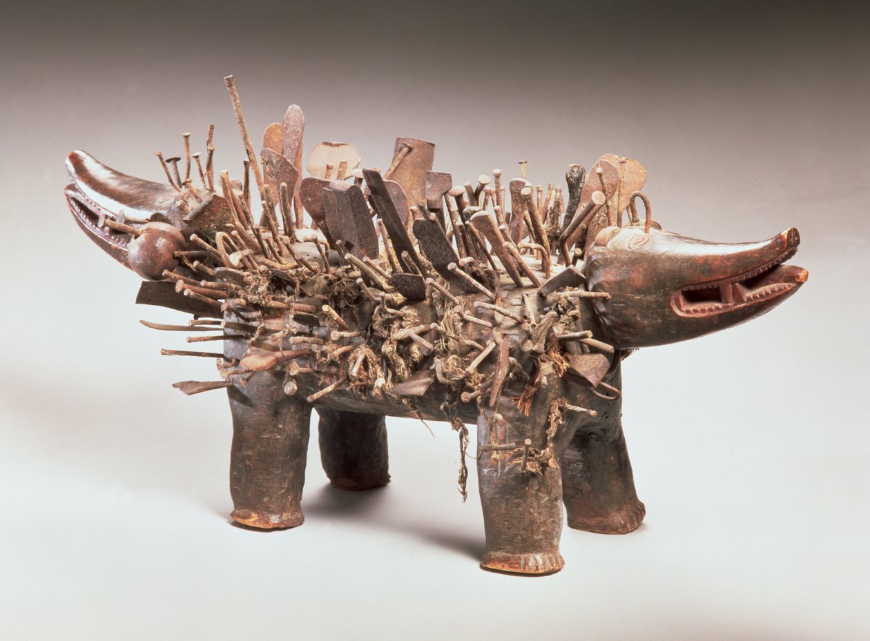 Kongo nkisi nkondi sob a forma de um cão de duas cabeças, Kozo, de Cabinda (madeira e ferro) de African
