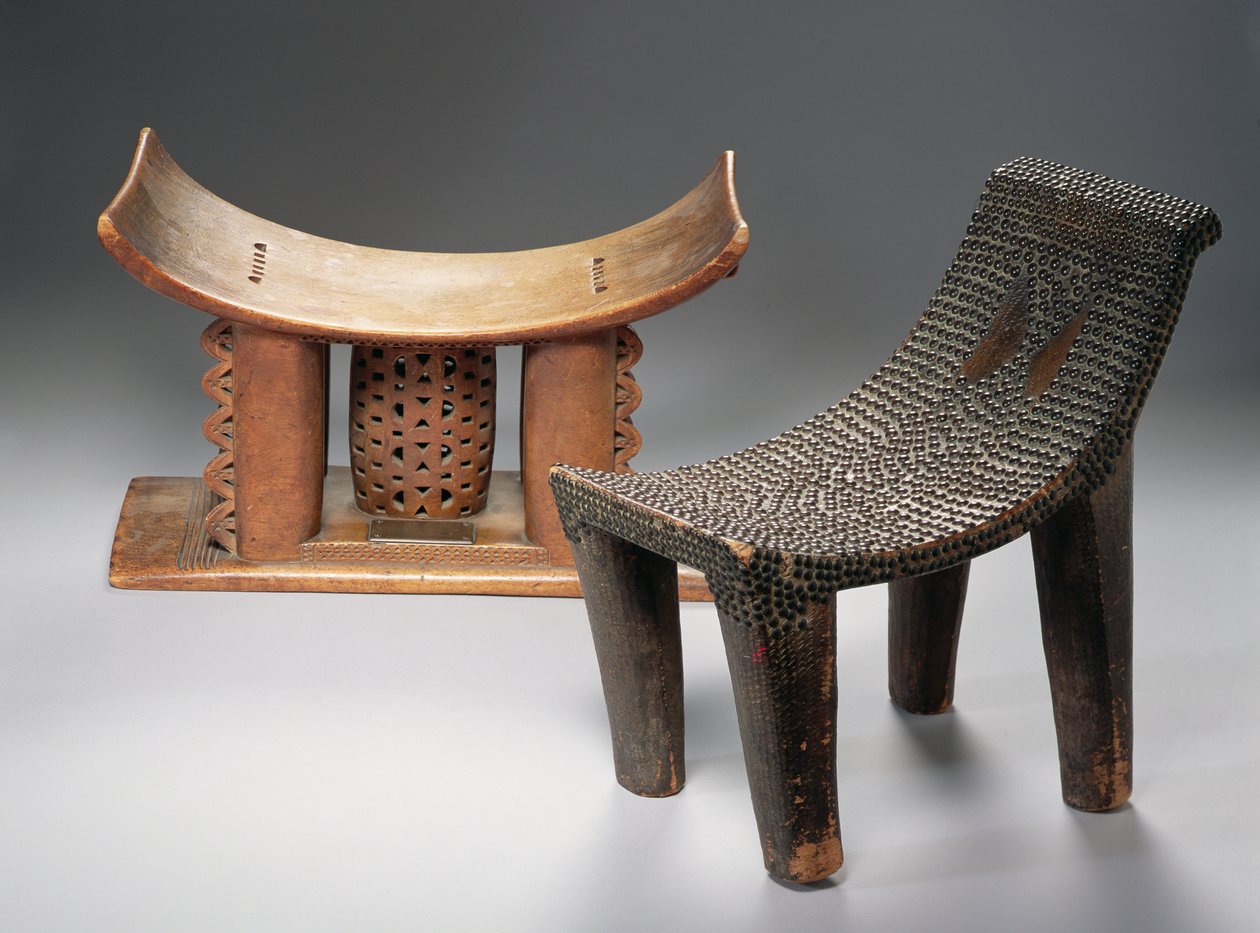 LR: Ashanti Stool e um banquinho Ngombe (madeira) de African