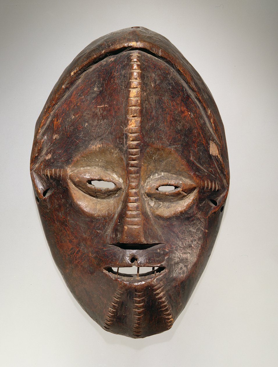 Máscara, Cultura Ngbaka, da República Democrática do Congo (madeira com pigmento) de African