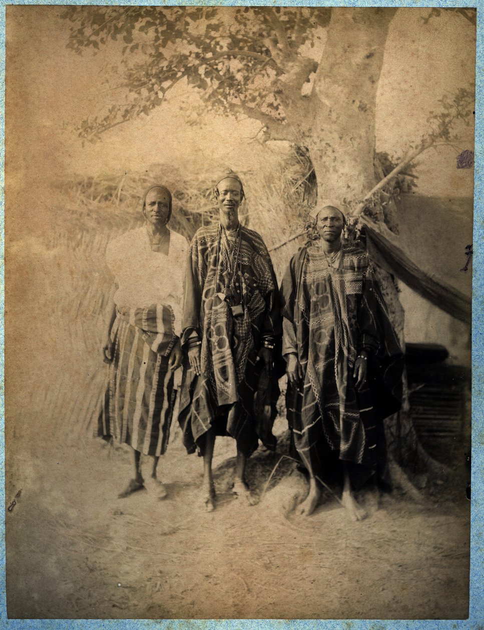 Três homens senegaleses em trajes tradicionais (foto a p/b) de African
