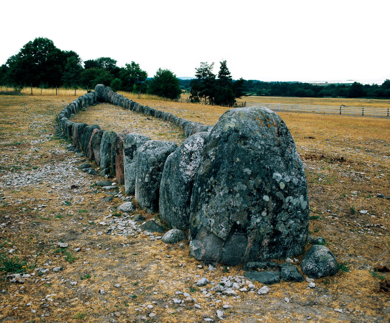 Alinhamento de pedras na forma de um navio, túmulo pré-histórico de Gannarve. Idade do Bronze. Dim 5x29 m Visby, Suécia de Age Bronze