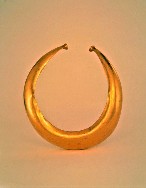 Colarinho, Mooghaun Norte, Clare County, Idade do Bronze Final, 800-700 AC (ouro) de Age Bronze