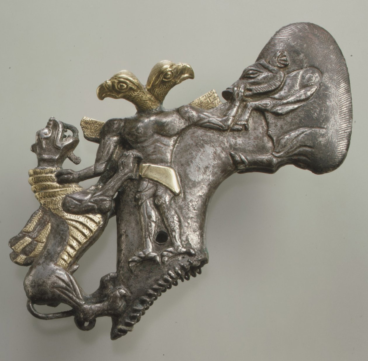 Cabeça de machado de buraco de poço com demônio com cabeça de pássaro, javali e dragão, c. final do terceiro ao início do segundo milênio aC (folha de prata e ouro) de Age Bronze