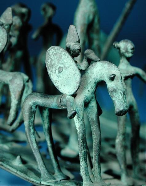 Réplica de um cavalo e cavaleiro numa escultura cerimonial de bronze de Strettweg, Áustria (bronze) de Age Iron