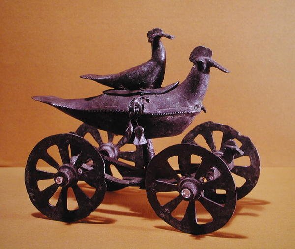 Carruagem votiva na forma de dois pássaros, de Glasinac perto de Sarajevo (bronze) de Iron Age