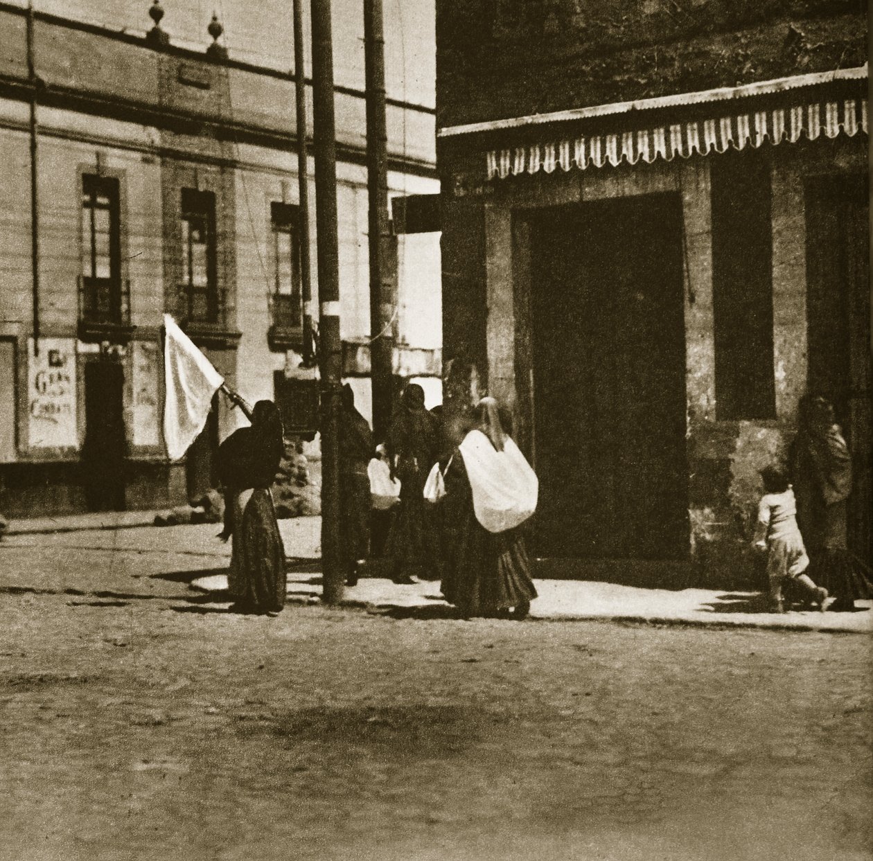 Mulheres, andar, nas ruas, sob, a, cobertura, de, um, bandeira branca, durante, &39;La, decena, tragica&39;, em, cidade méxico, fevereiro, 1913 de Agustin Victor Casasola