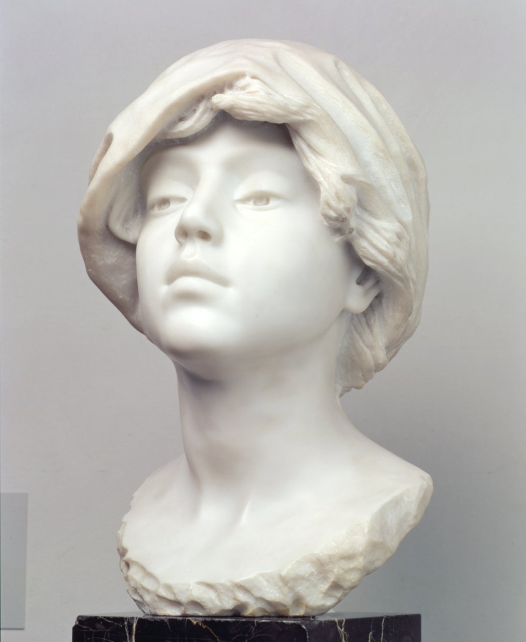Jovem garota em um Fichu, início de 1890 (mármore) de Aime Jules Dalou