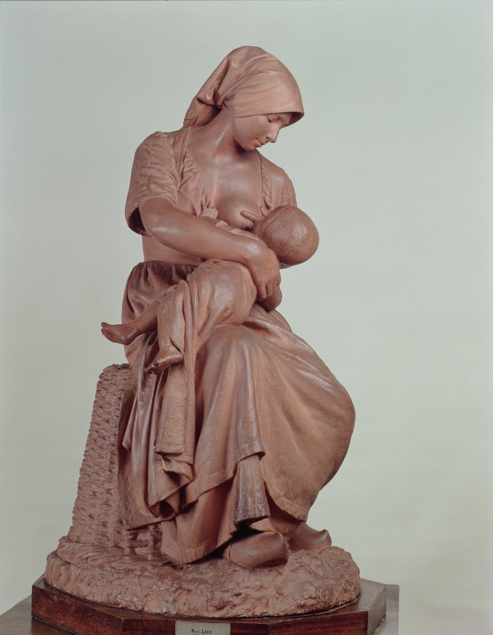 Mulher do camponês que nutre uma criança, 1873 (terracota) (veja 183878 para o detalhe) de Aime Jules Dalou