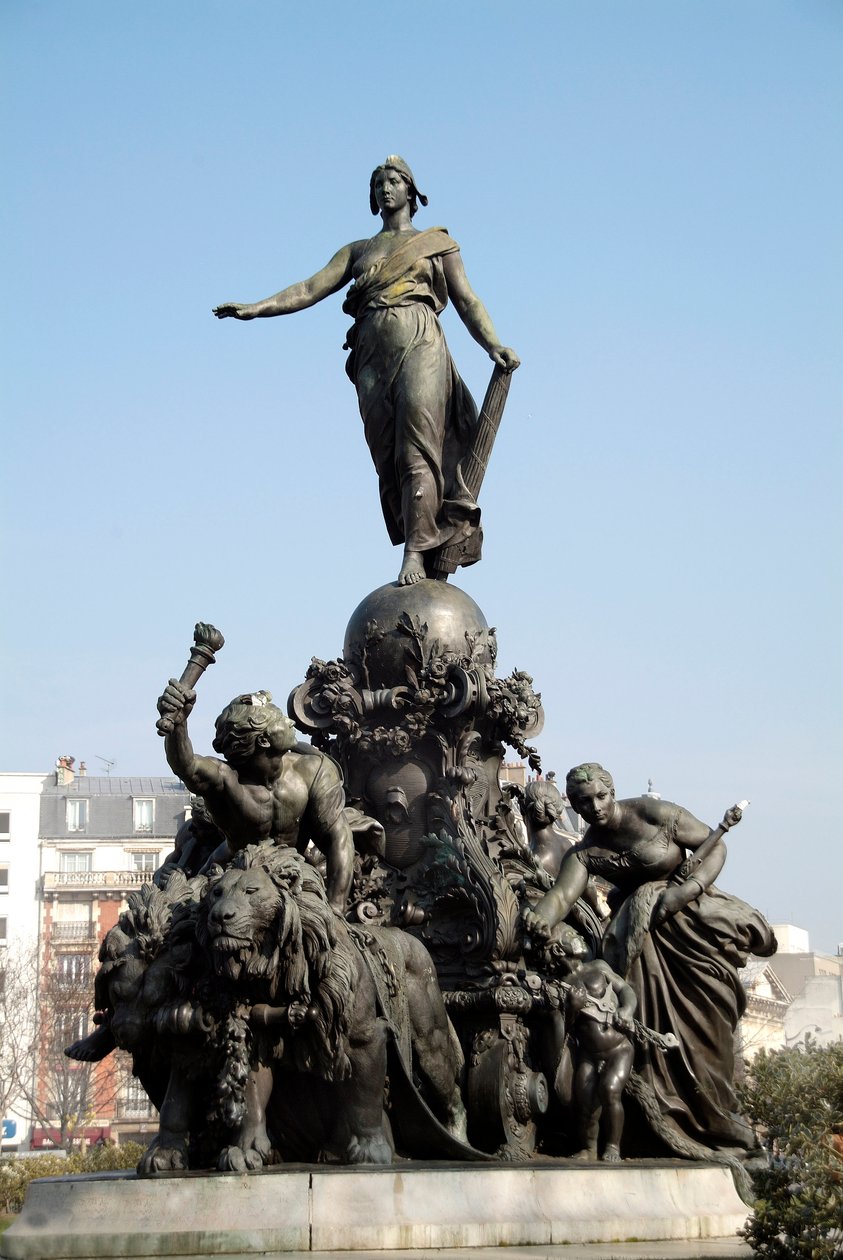 O tanque da nação ou o triunfo da República. Símbolo do sufrágio universal. De pé sobre um tanque disparado por dois leões (símbolo da força popular), Marianne está rodeada pelas alegorias do Trabalho, da Justiça, da Paz e da abundância. Ao seu redor, a pr de Aime Jules Dalou