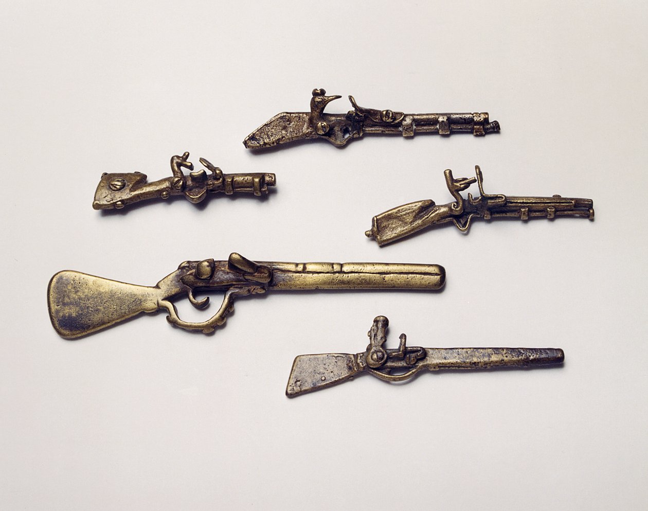 Pesos de ouro moldados em forma de armas (latão) de Akan School