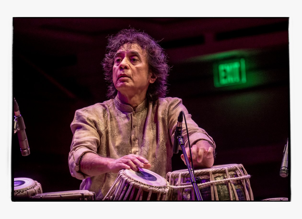 Zakir Hussain no Centro Sinfónico Schermerhorn, Nashville, 2018 (foto) de Alan Messer