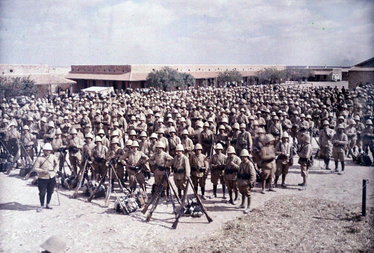 A guarnição Medenina, no sul da Tunísia: retorno de uma coluna de Zouaves franceses, exclusivamente da Alsácia e Lorena, da fronteira com a Tripolitânia, 20 de março de 1916 (autocrômico) de Albert Samama Chikli