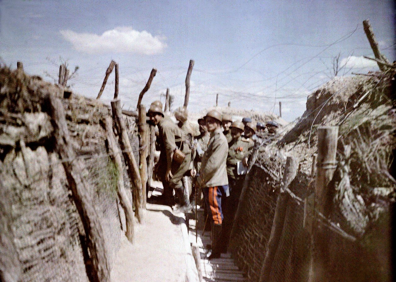 Soldados franceses e possivelmente russos em uma trincheira na Frente Ocidental, França, 1916 (autocrômico) de Albert Samama Chikli