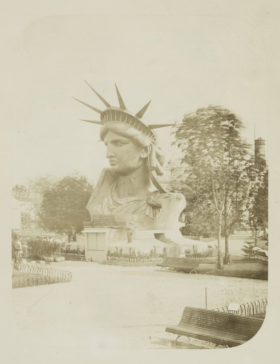 Cabeça da Estátua da Liberdade em exposição em um parque em Paris, 1883 de Albert Fernique
